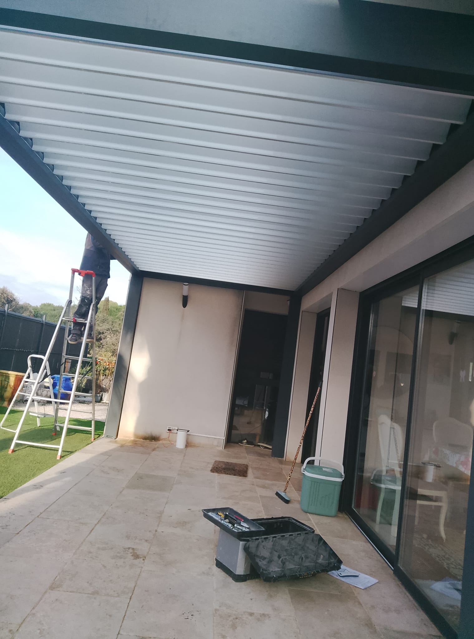 10/12/2025 Installation d'une pergola IZI de chez Marquises 