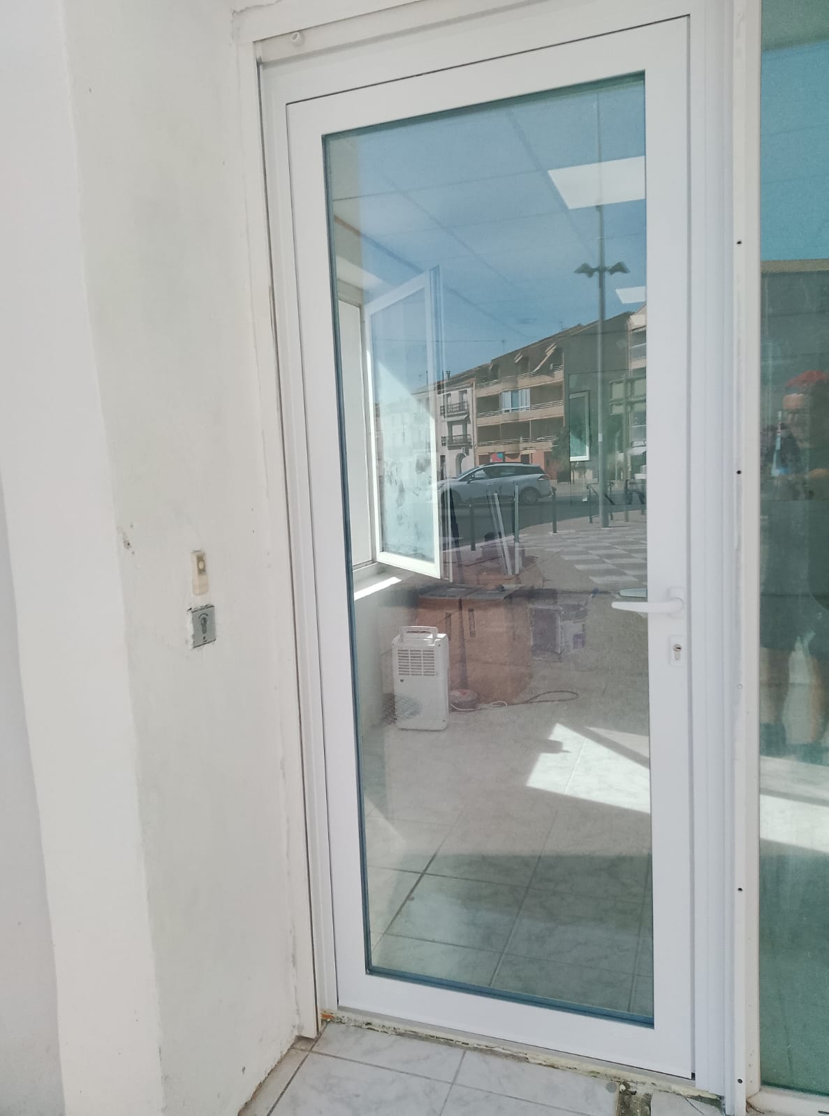 25/09/2026 pose d un chassis fixe et d une porte d entr�e 