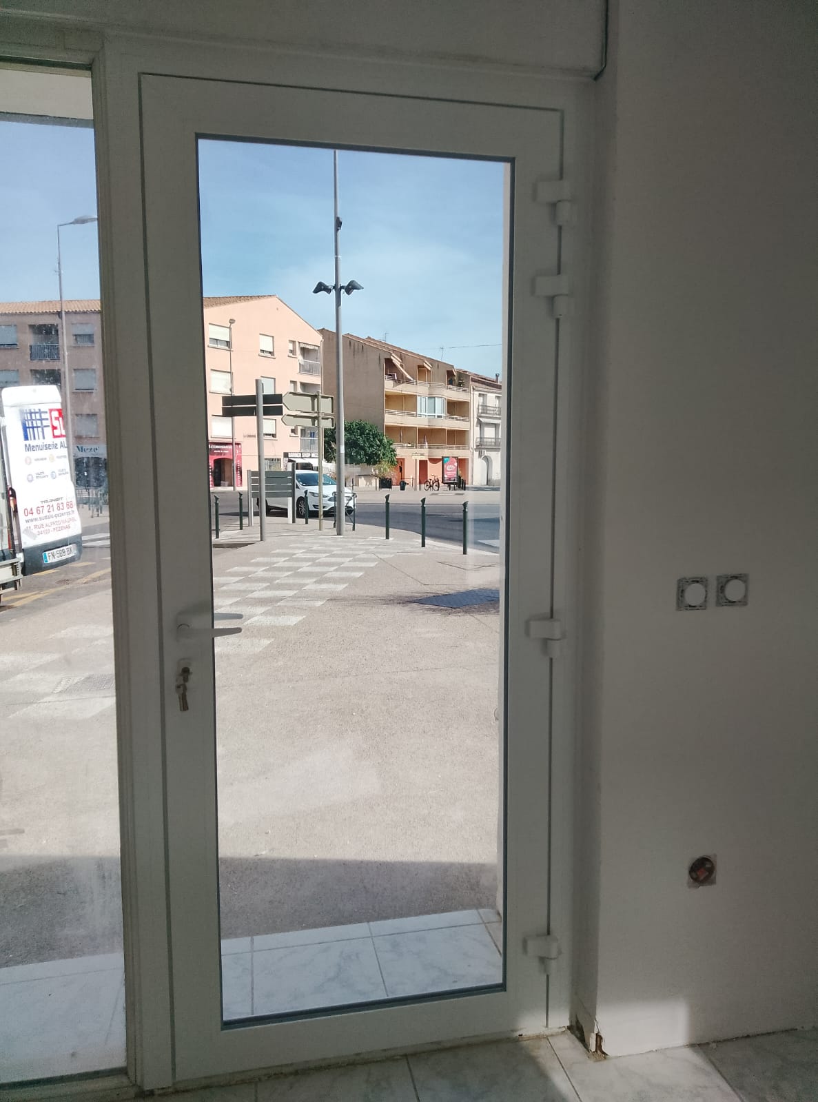 25/09/2026 pose d un chassis fixe et d une porte d entr�e 