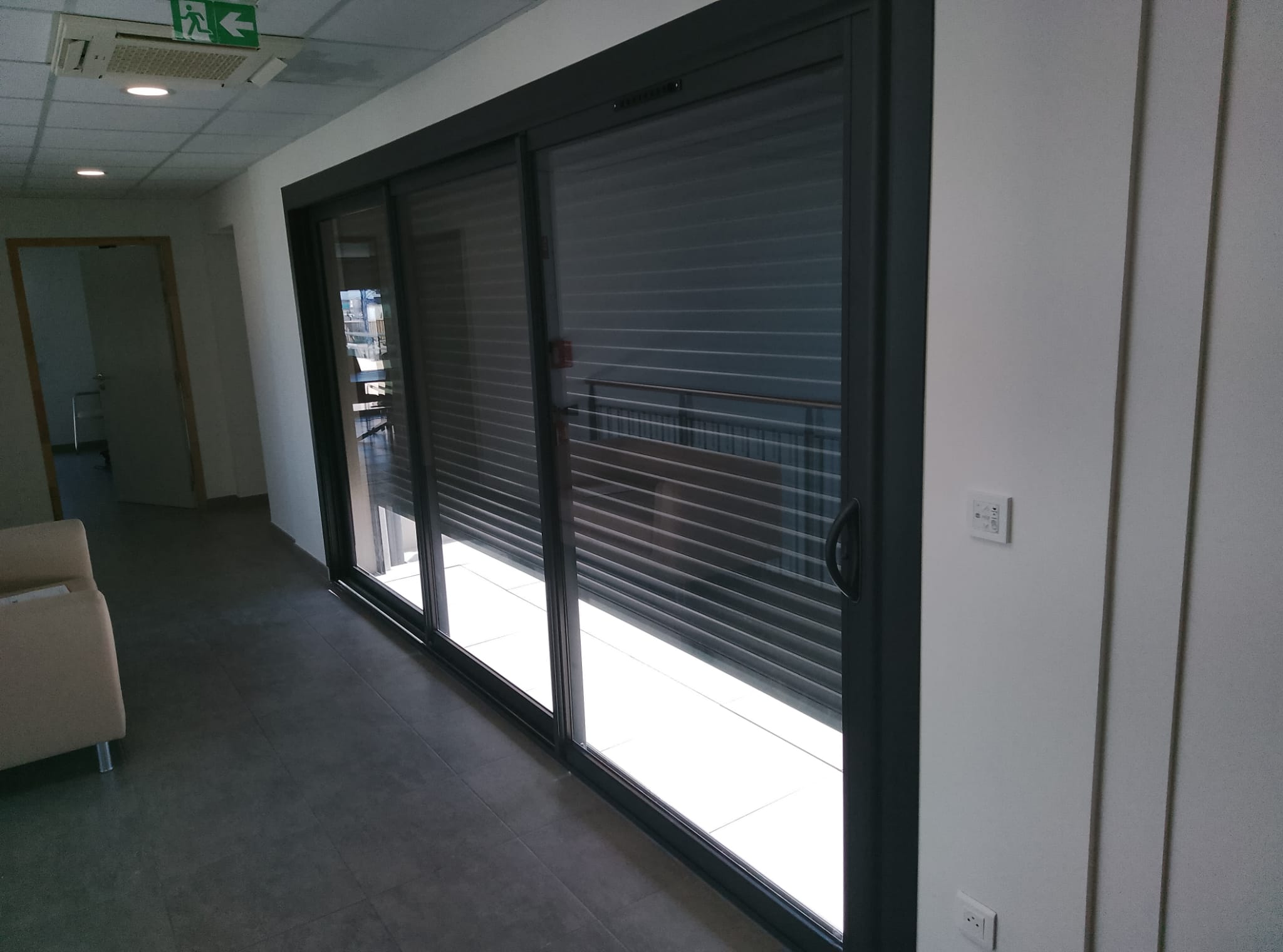01/06/2026 POSE D UN COULISSANT 3 VANTAUX ALUMINIUM GRIS ANTHRACITE SUR SETE