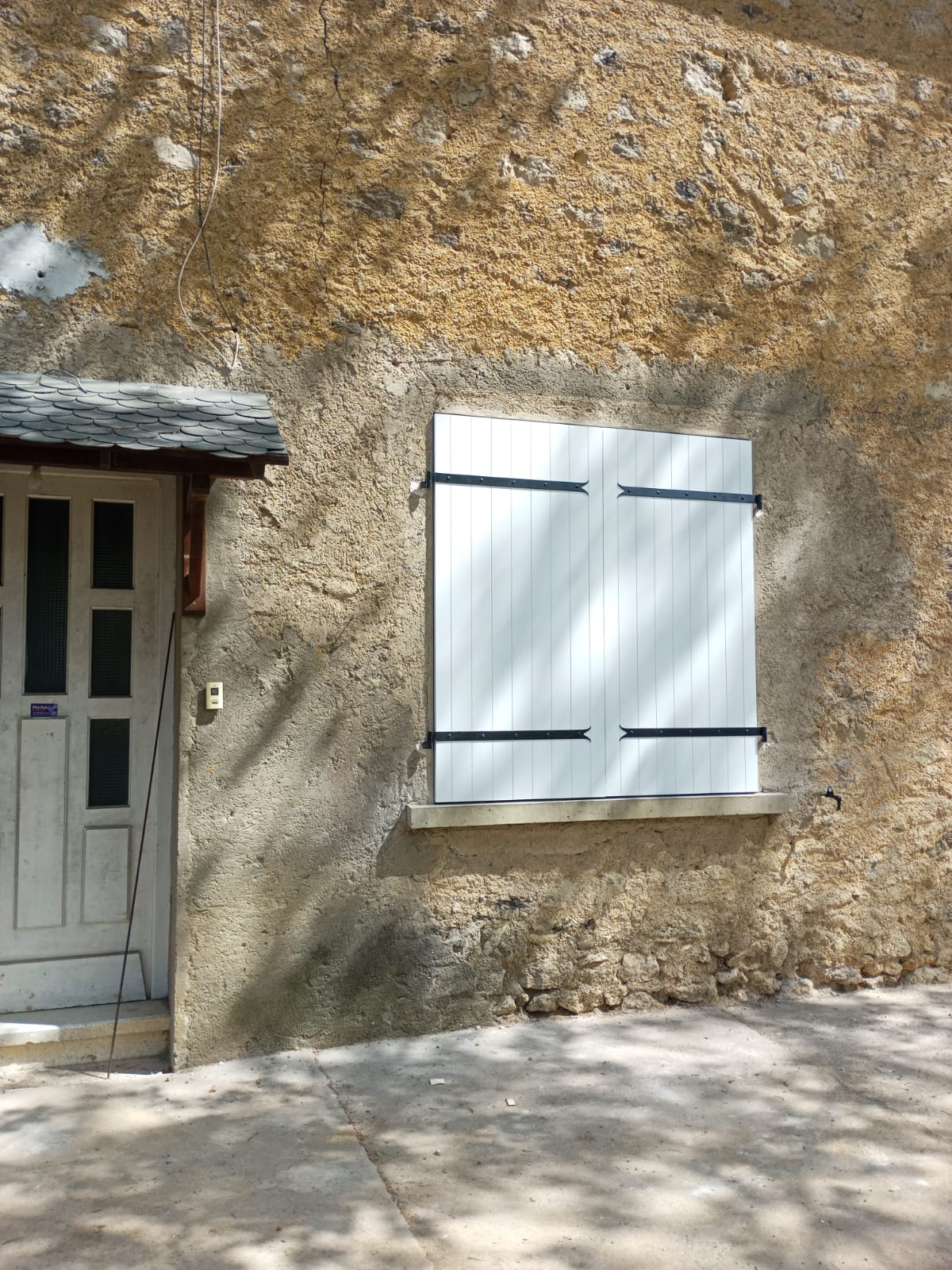 14/04/2025 pose de fenetres bois et alu et installation de volets bois 