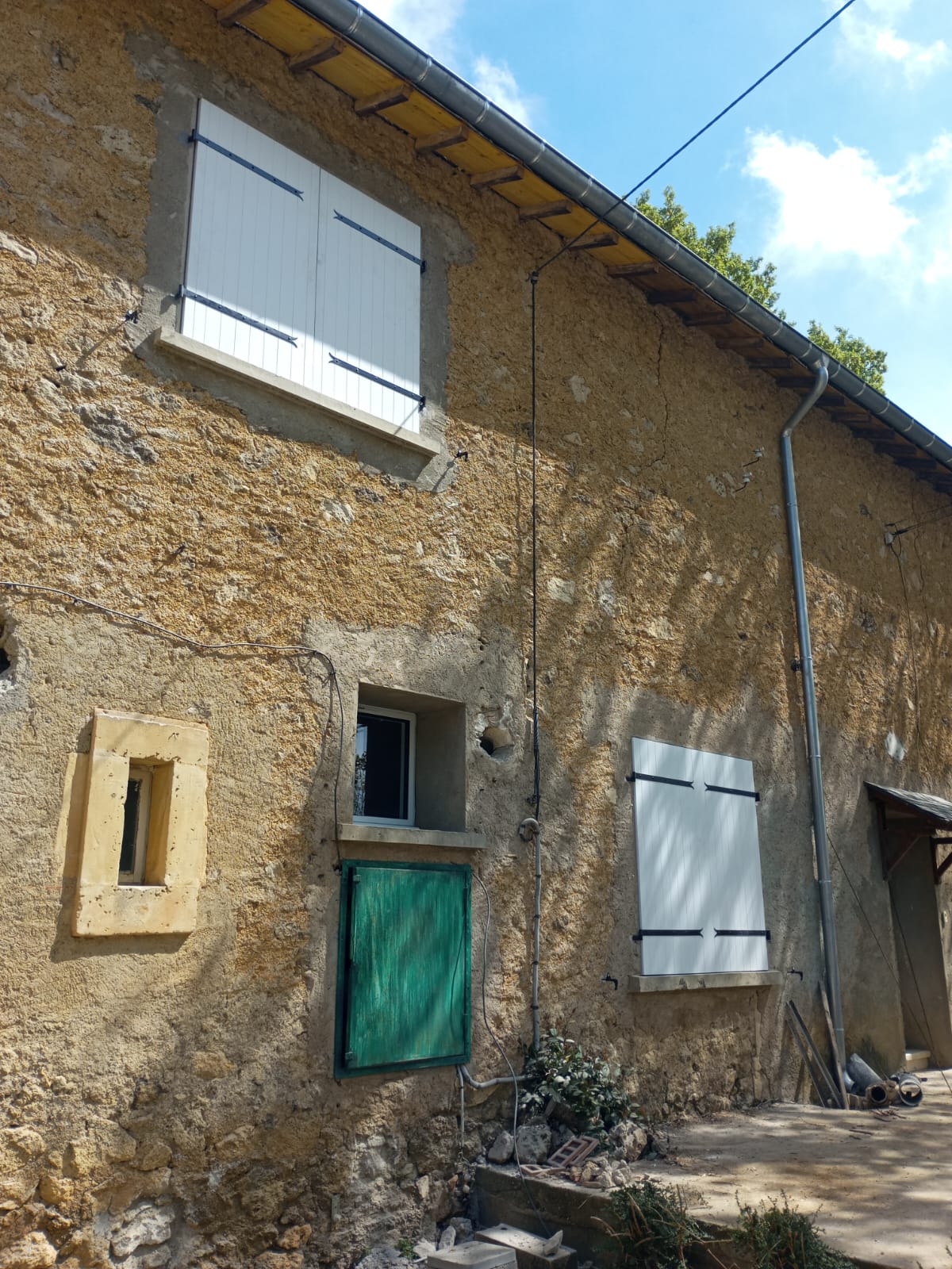 14/04/2025 pose de fenetres bois et alu et installation de volets bois 