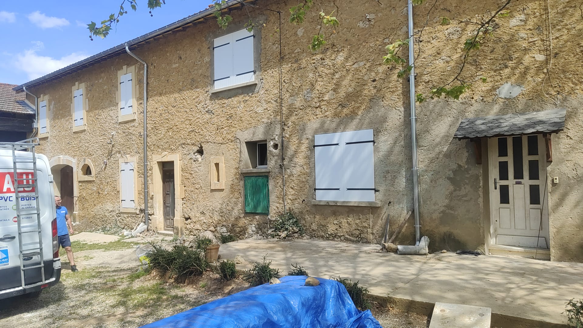 14/04/2025 pose de fenetres bois et alu et installation de volets bois 