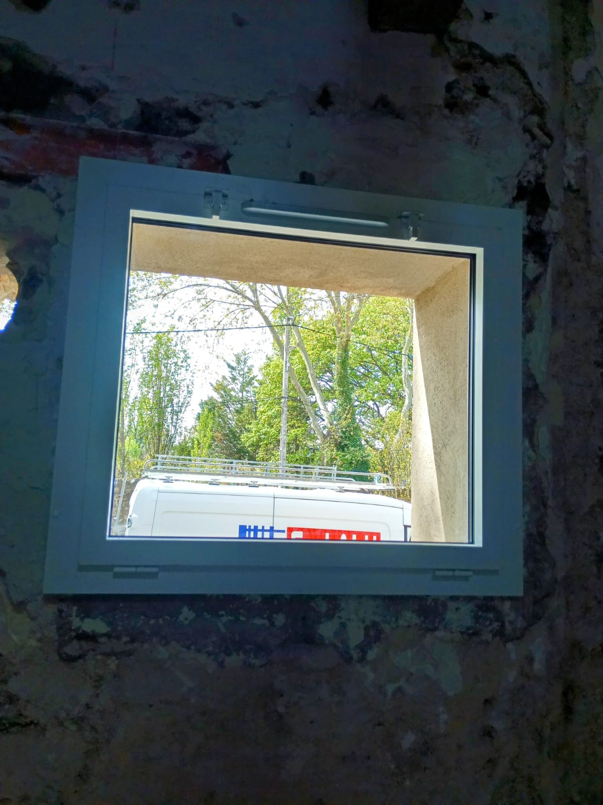14/04/2025 pose de fenetres bois et alu et installation de volets bois 
