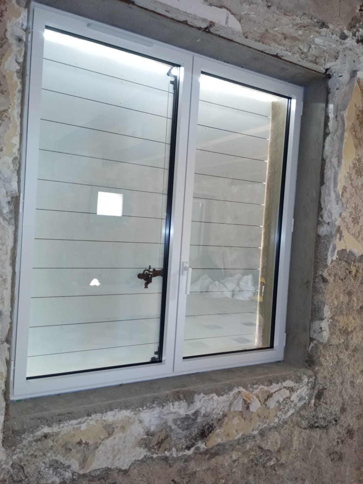 14/04/2025 pose de fenetres bois et alu et installation de volets bois 