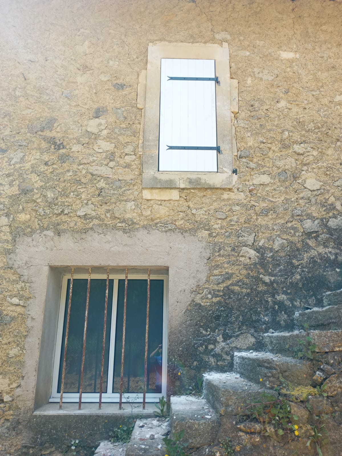 14/04/2025 pose de fenetres bois et alu et installation de volets bois 