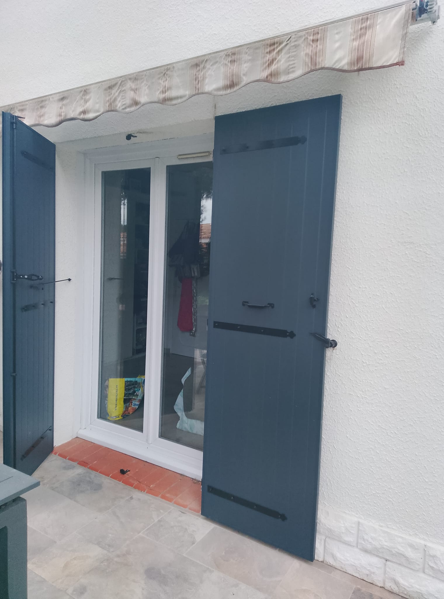 04/06/2026 POSE DE VOLEST BATTANTS GRIS ANTHRACITE SUR AGDE 